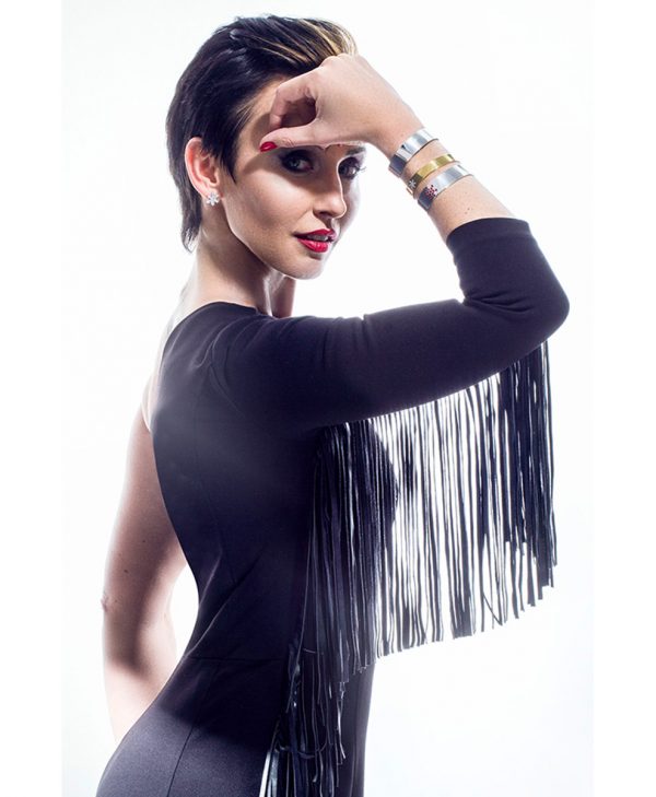Kolczyki HARMONY Owoc Życia na modelce